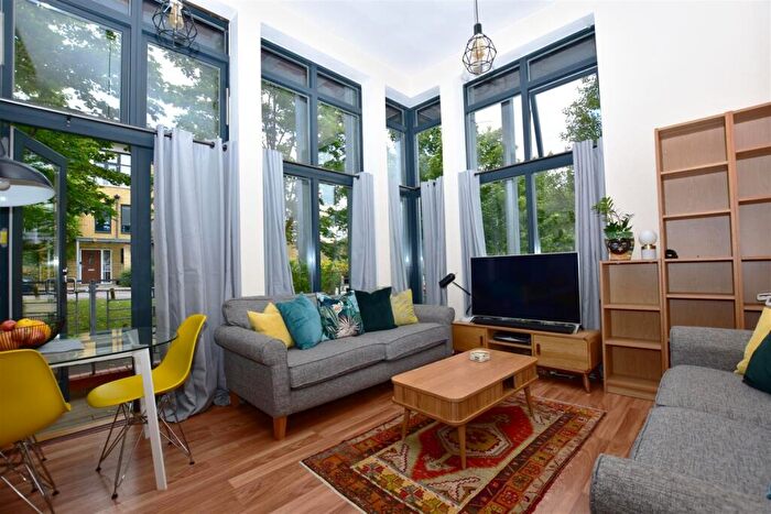 2 Bedroom Apartment To Rent In Park Lane, Greenhithe, DA9