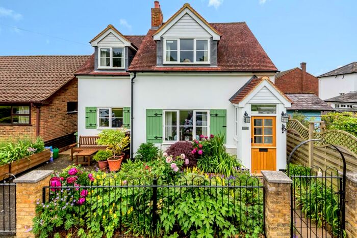 3 Bedroom Detached House To Rent In Bracken Path, Epsom, KT18