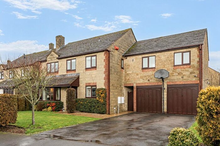 5 Bedroom Detached House For Sale In Garner Close, Carterton, Oxfordshire, OX18