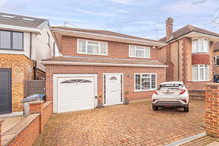 4 Bedroom House To Rent In Cavendish Road, Barnet, EN5