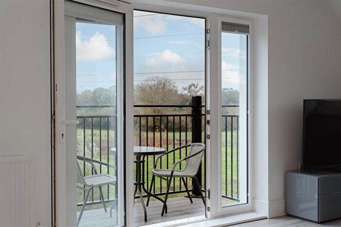 2 Bedroom Flat For Sale In Hoadley Road, Horley, RH6