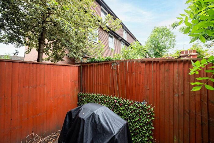 1 Bedroom Flat To Rent In Pedworth Gardens, Bermondsey, London, SE16