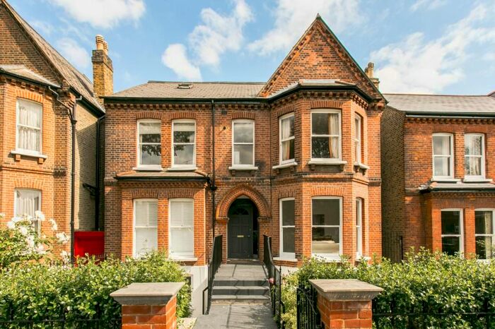 2 Bedroom Flat To Rent In Palace Road, London, SW2