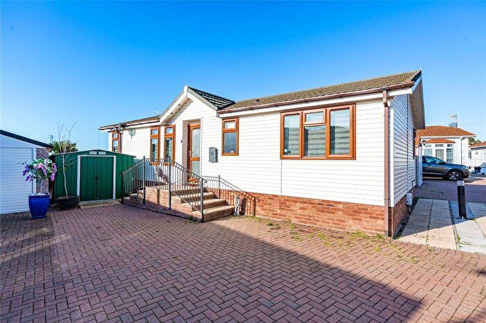 2 Bedroom Mobile/park Home For Sale In Palm Court, Hayes Country Park, Battlesbridge, Wickford, SS11
