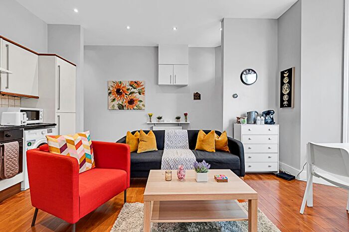 2 Bedroom Flat To Rent In Flat, Saint John's Hill, London, SW11