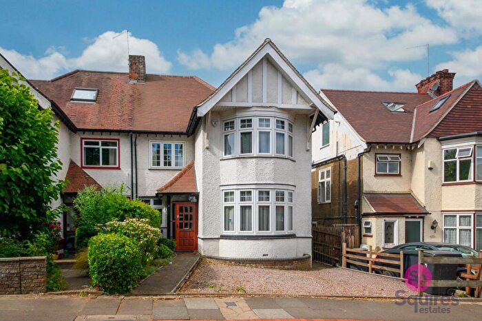 4 Bedroom Semi-Detached House For Sale In Finchley Way, London, N3