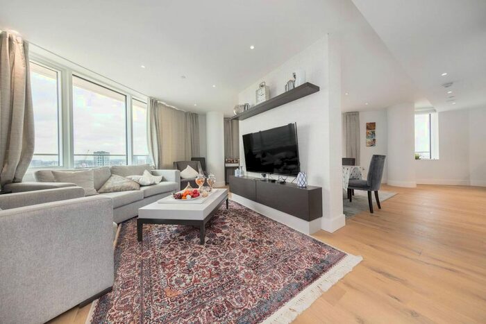 2 Bedroom Flat To Rent In Lombard Wharf, Battersea, London, SW11