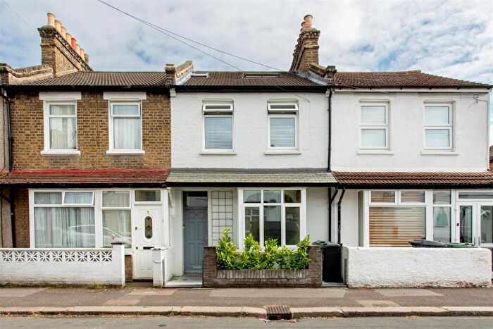 2 Bedroom House To Rent In Byron Road, Leyton, E10
