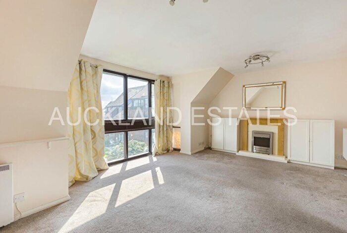 2 Bedroom Apartment To Rent In Wyllyotts Close, Potters Bar, EN6