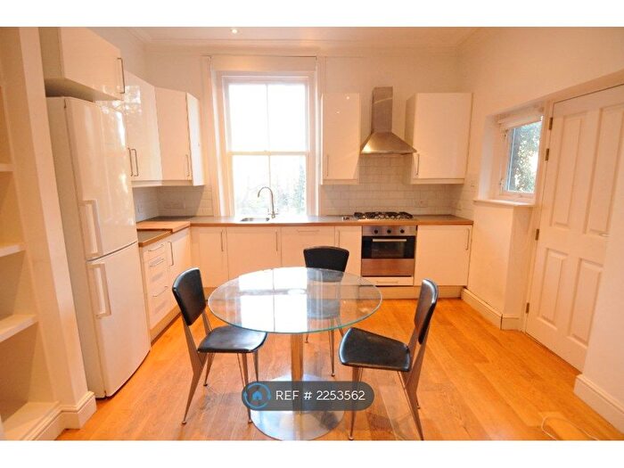 3 Bedroom Flat To Rent In Oval, London, SW9