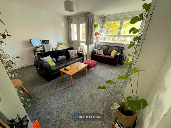3 Bedroom Flat To Rent In Homemead, London, SW12