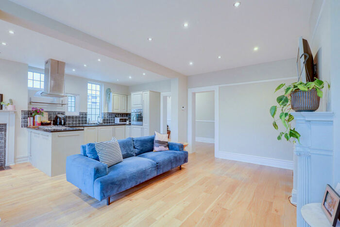 5 Bedroom Semi-Detached House To Rent In Woodfield Road, Leigh-on-Sea, SS9