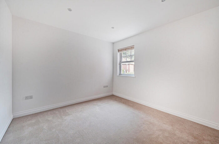 2 Bedroom Flat For Sale In Elwyn Road, Exmouth, Devon, EX8