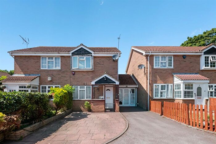 3 Bedroom Link Detached House For Sale In Fellowes Close, Hayes, UB4