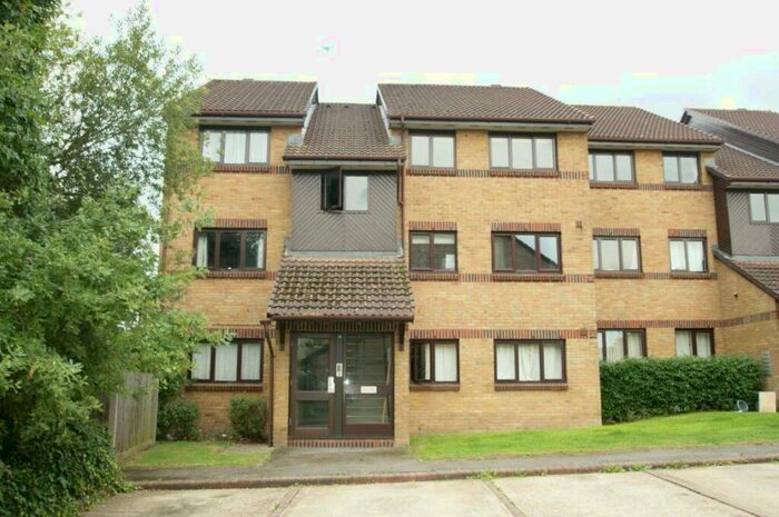2 Bedroom Flat To Rent In Littlebrook Avenue, Burnham, SL2