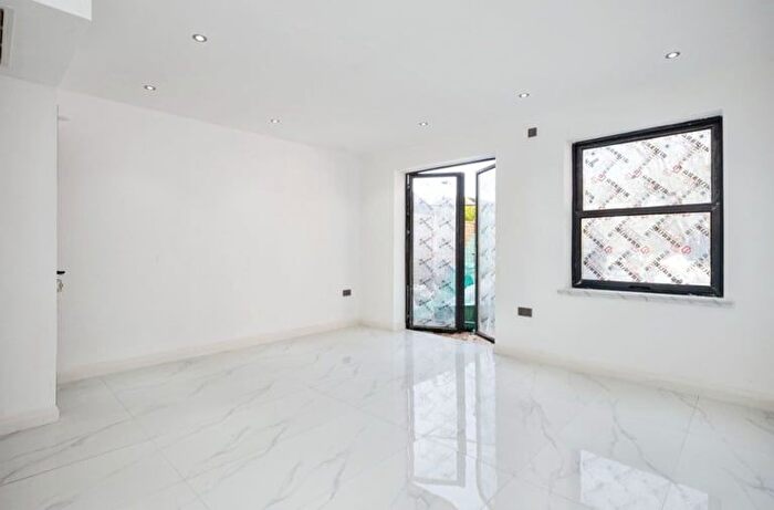 3 Bedroom Semi-Detached House To Rent In Whitehill Road, TN6