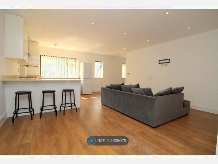 3 Bedroom Maisonette To Rent In Willow Court, Edgware, HA8
