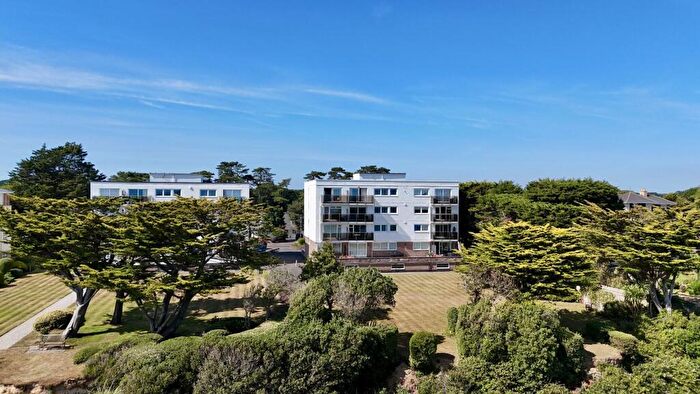 2 Bedroom Apartment For Sale In Wharncliffe Road, Highcliffe On Sea, BH23