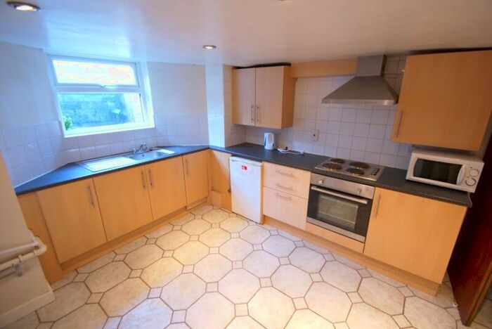 6 Bedroom Terraced House To Rent In Cliff Mount, Woodhouse, Leeds, LS6