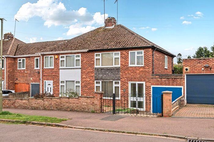 3 Bedroom Semi-Detached House For Sale In Hillview Crescent, Banbury, OX16