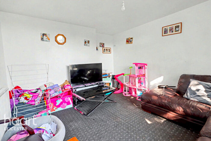 3 Bedroom Semi-Detached House For Sale In Netherhall Road, Leicester, LE5