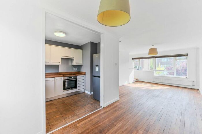 2 Bedroom Flat To Rent In Cadogan Court, Sutton, SM2