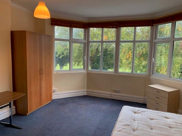 Studio To Rent In Queens Road, Hendon, London, NW4