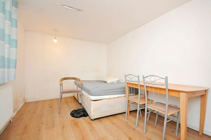 3 Bedroom Flat For Sale In Catford Hill, London, SE6