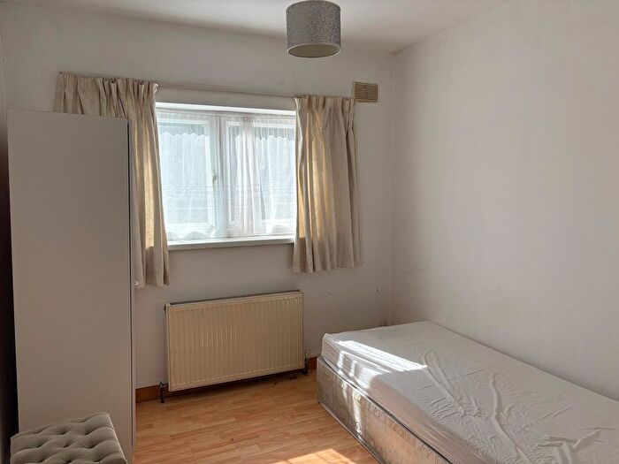 Studio To Rent In Dene Avenue, Hounslow, TW3