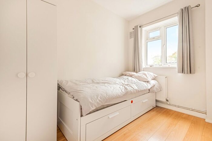 2 Bedroom Flat To Rent In Kings Avenue, London, SW4