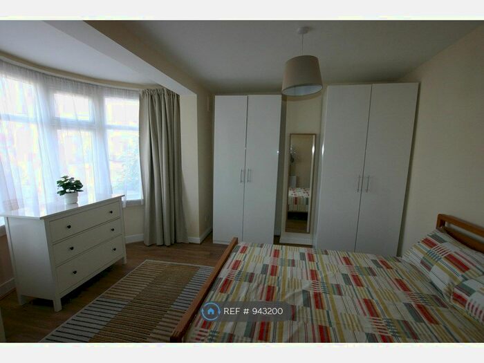 2 Bedroom Flat To Rent In Queenscourt, Wembley, HA9