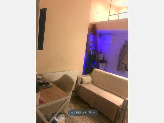 Studio To Rent In Criterion Mews, London, N19