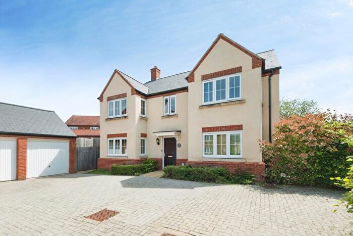 5 Bedroom Detached House For Sale In Turnpin Close, Buckingham, Buckinghamshire, MK18