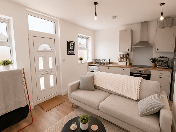 2 Bedroom Flat To Rent In Central Buildings Hall St, LL14