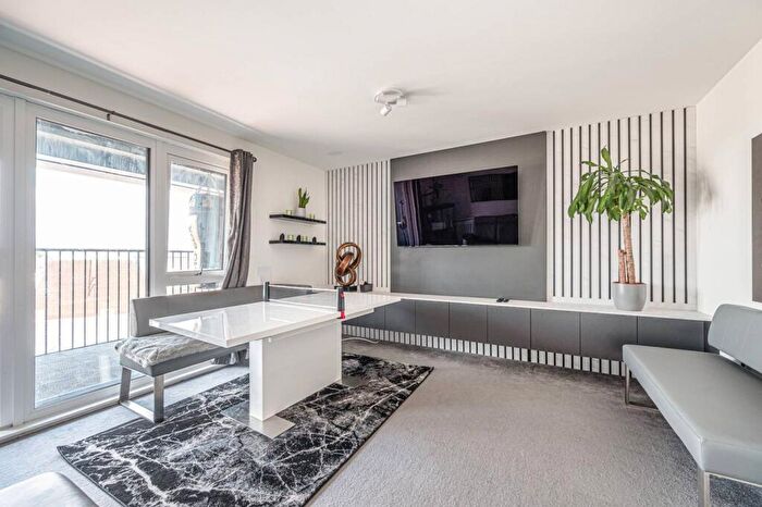 3 Bedroom Flat To Rent In Coleby House, Cricklewood, London, NW2