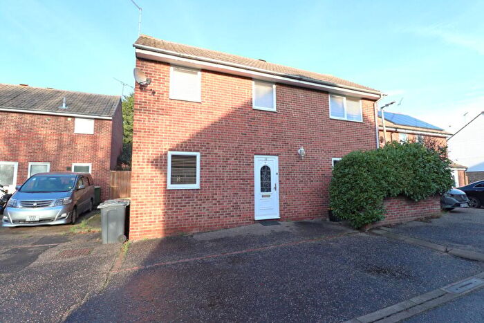 2 Bedroom End Of Terrace House For Sale In Hartford Close, Rayleigh, SS6