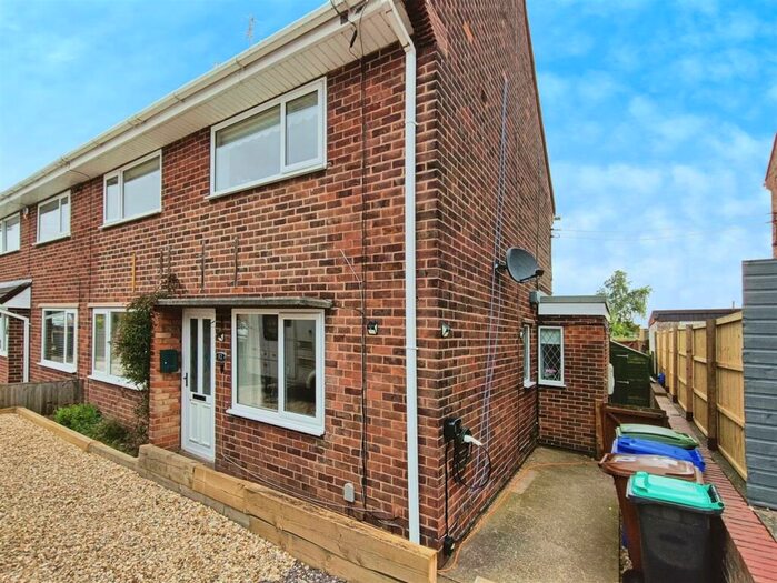 3 Bedroom Semi-Detached House For Sale In Robin Hood Avenue, Warsop, Mansfield, NG20