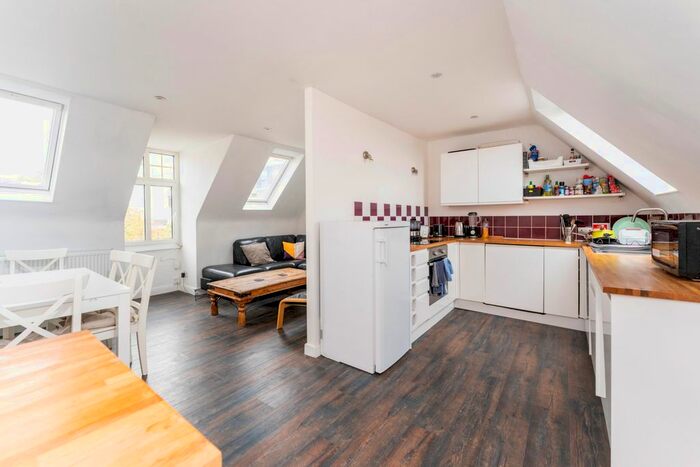 3 Bedroom Flat To Rent In Newburgh Road, London, W3