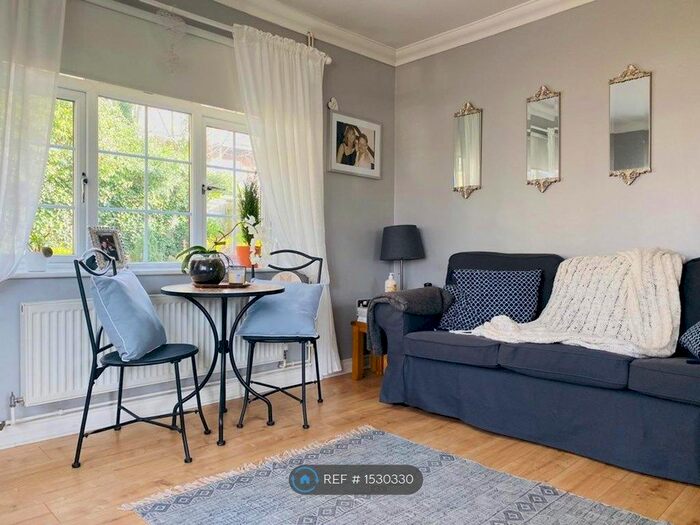 2 Bedroom Maisonette To Rent In Court Bushes Road, Whyteleafe, CR3