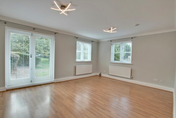 2 Bedroom Flat To Rent In Pump House Close, Bromley, BR2