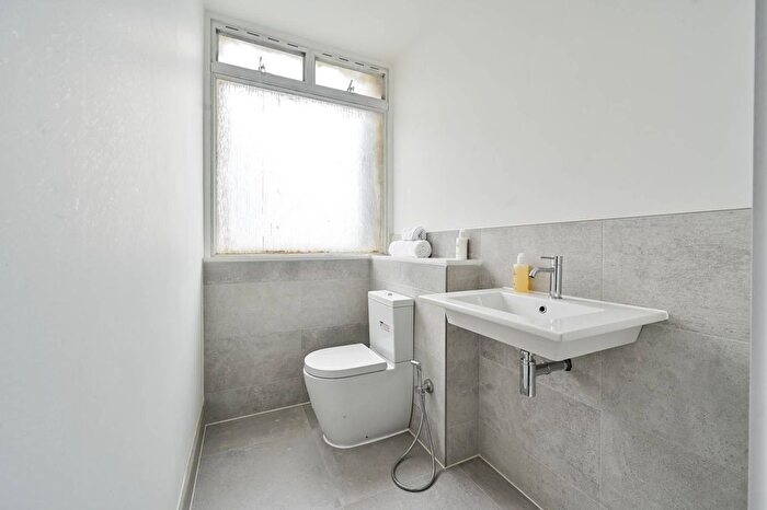 5 Bedroom Flat To Rent In Kensington Road, Kensington, London, W8
