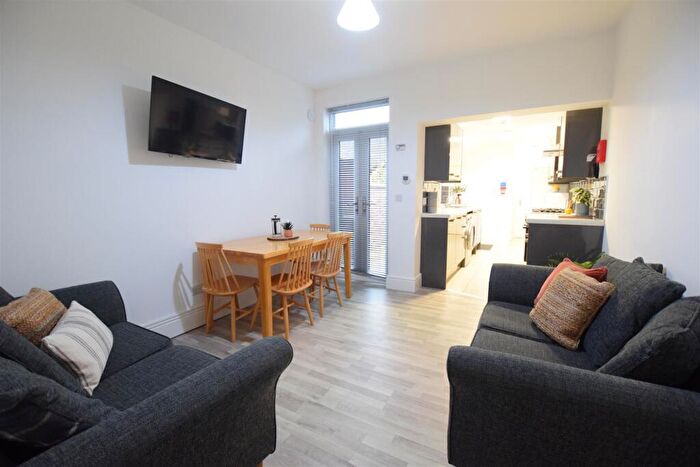 5 Bedroom Terraced House To Rent In Boultham Avenue - Student House - /, LN5
