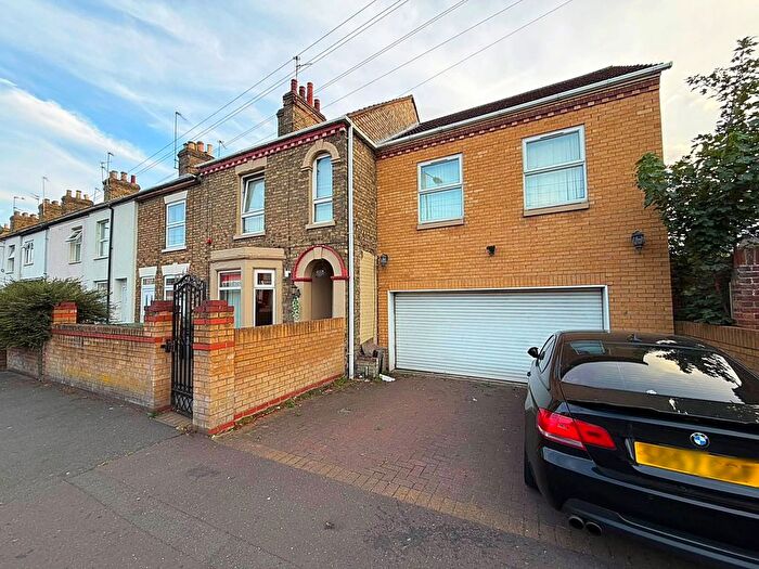6 Bedroom Semi-Detached House For Sale In Lincoln Road, Peterborough, PE1