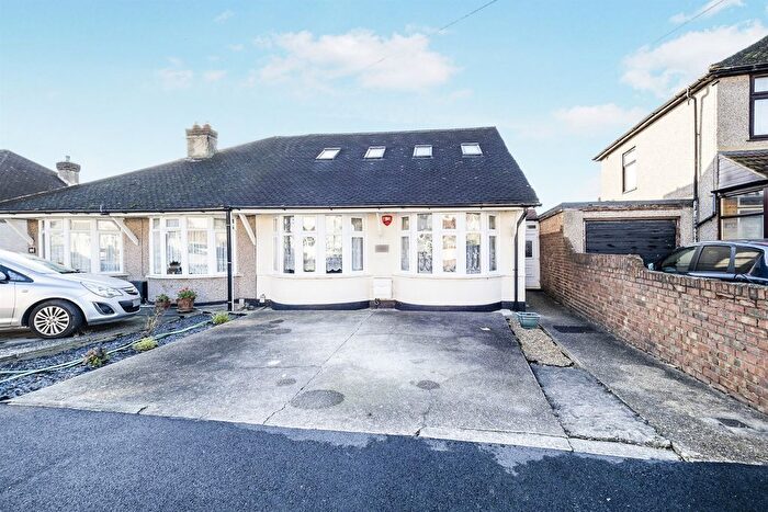 4 Bedroom Semi Detached Bungalow For Sale In Rothbury Avenue, Rainham, RM13