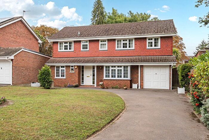 4 Bedroom Detached House For Sale In Trelawney Grove, Weybridge, KT13