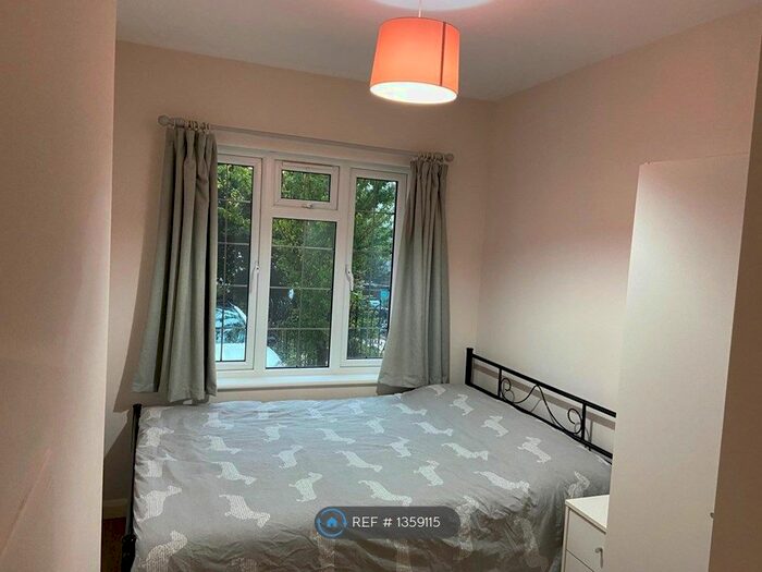 Studio To Rent In Downsway, South Croydon, CR2