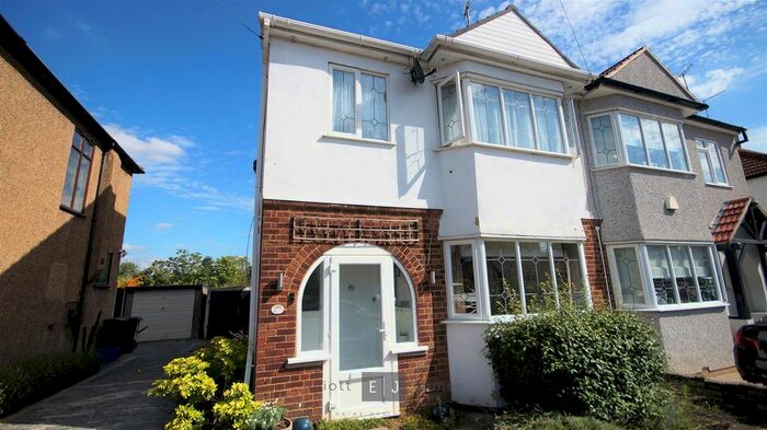 4 Bedroom Semi-Detached House To Rent In Hycliffe Gardens, Chigwell, IG7