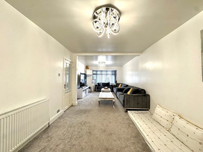 5 Bedroom Semi Detached House To Rent In Kingshill Avenue, Northolt, Middlesex, UB5