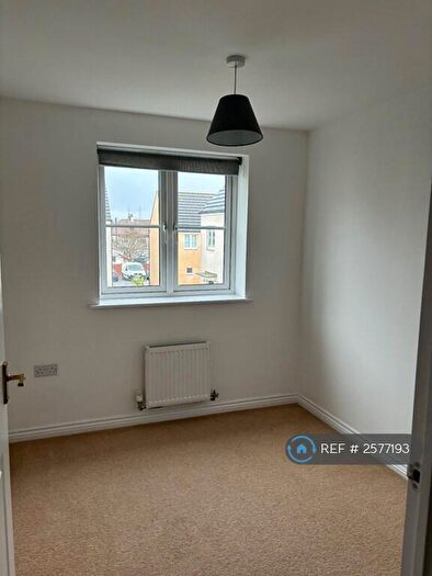 2 Bedroom Flat To Rent In College Way, Bristol, BS34