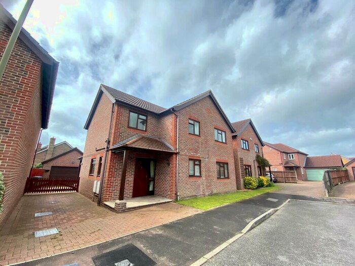 4 Bedroom Detached House To Rent In Knights Close, SO31